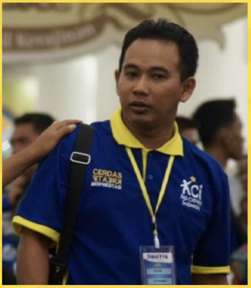 Kak Fauzi mengenakan seragam biru dan kuning ACI dalam kegiatan tim