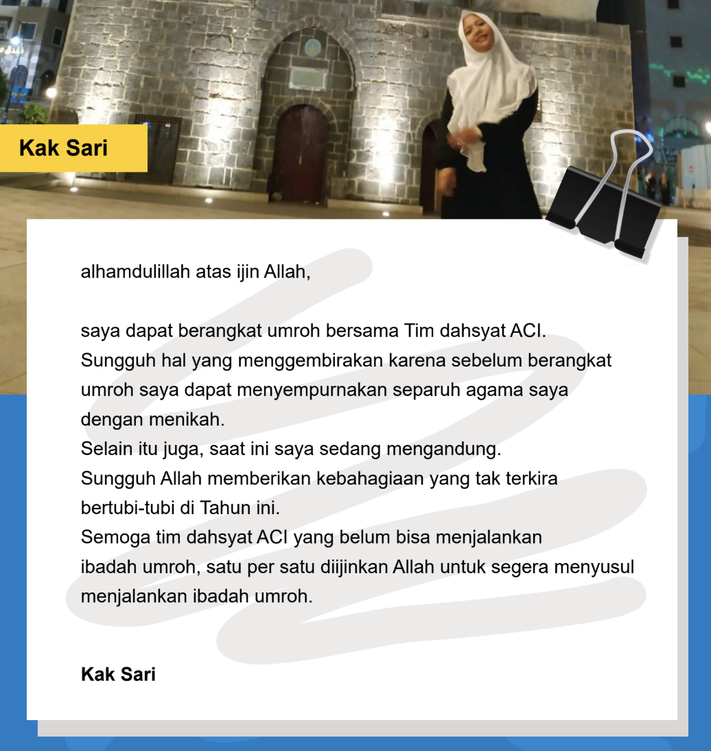 Kak Sari mengenakan hijab putih di halaman bangunan masjid