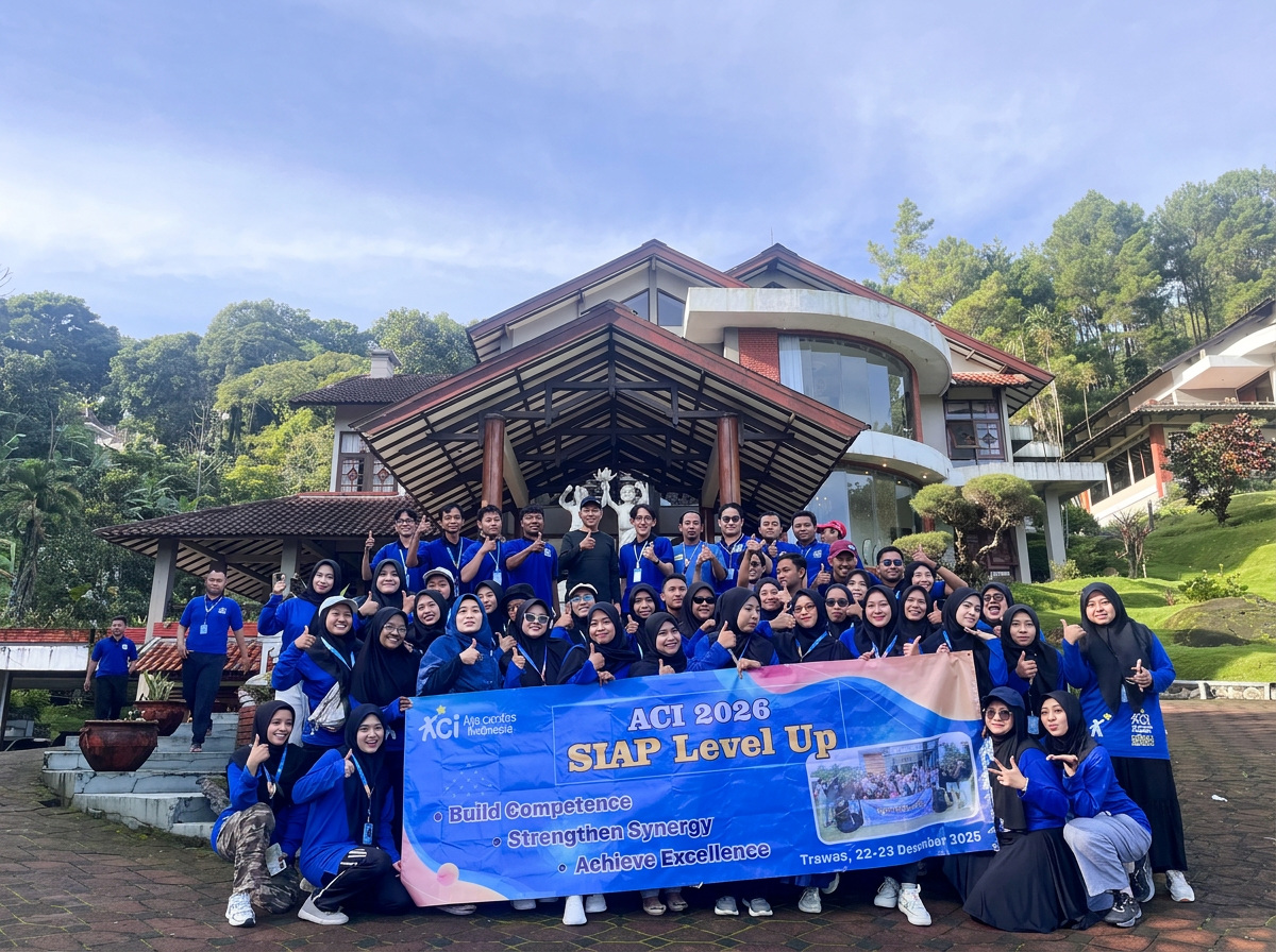 Tim ACI berfoto bersama dengan spanduk dalam kegiatan outbound
